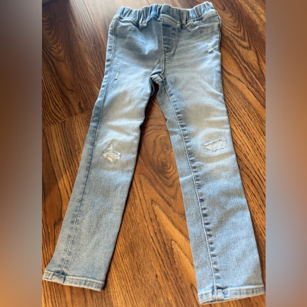 NWOT GAP Blue Distressed Jeggings with Faded Wash (US 5)
